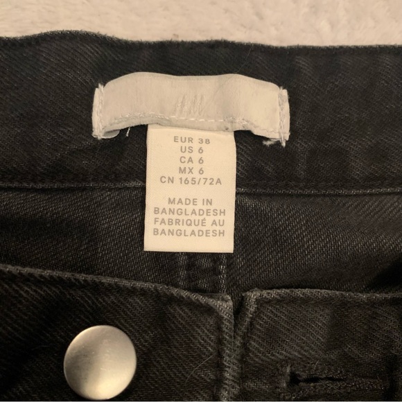 👖 Black H&M Mom Jeans with Cutout - Picture 3 of 4